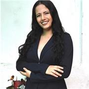 Profesora de Español imparte clases a niños y jóvenes de todas las edades